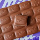 Eine Tafel Milka Alpenmilch Schokolade liegt auf einem Tisch.