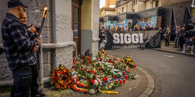 Vor einem Eckhaus in Dortmund-Dortstfeld liegen Blumenkränze am Tag, als es einen Gedenkmarsch für den gestorbenen Neonazi Siegfried „SS-Siggi“ Borchardt gibt.