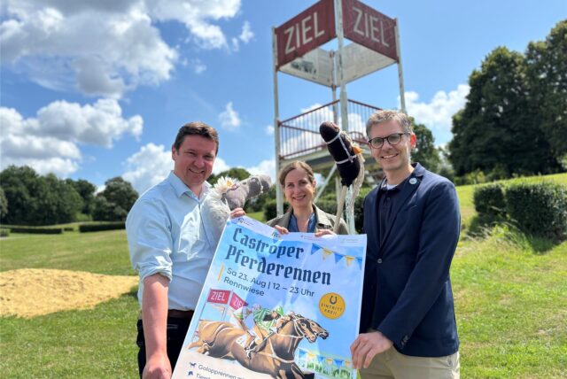 Rajko Krawanja, Julia Schulze und Jens Langensiepen mit dem Plakat zum Castroper Pferderennen 2025 und einem Steckenpferd.