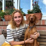 Carolin Mertes und ihr hellbrauner Hund Enzo
