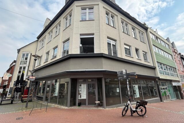Ein Leerstand an der Breiten Straße in Recklinghausen. Plakate kündigen Neueröffnung eines Küchenstudios an.