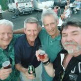 Jubilar Hucky Hartmann (2.v.l) mit drei Freunden