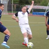 Patrick Simon ist schneller am Ball als sein Gegenspieler