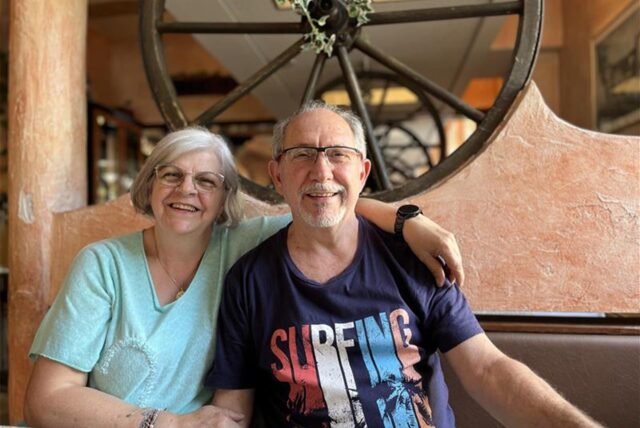 Pina und Enzo Scolaro sitzen lächelnd Arm in Arm am Tisch im Restaurant „Bei Michele“ in Castrop-Rauxel.