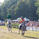 Andreas Wolter, Inhaber von „Stuntpferde“, stehend auf seinem Pferd bei den Castroper Pferderennen 2023