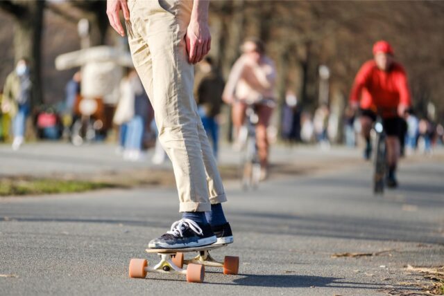 Ein Mann fährt mit einem Longboard