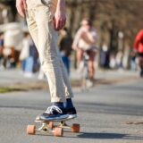 Ein Mann fährt mit einem Longboard