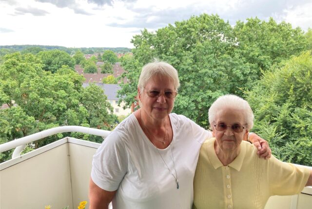 Monika Tack (l.) und Edith Lehnebach stehen auf einem Balkon.
