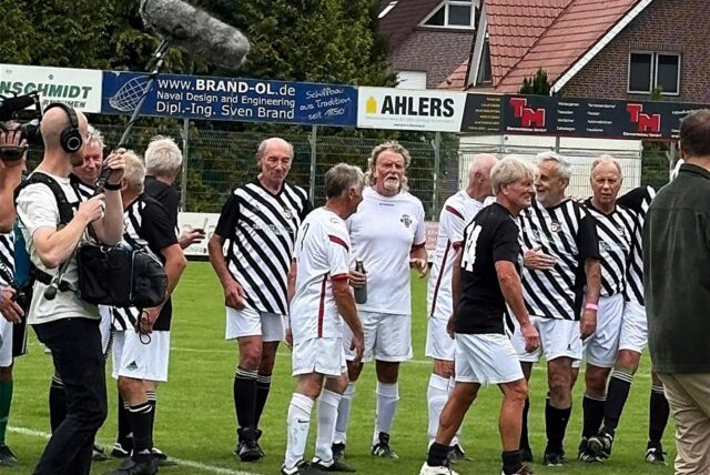 Nach dem Debüt: Günter Zaborowski (vorn, Nr. 14) zusammen mit Teamkollegen und Gegnern.