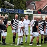 Nach dem Debüt: Günter Zaborowski (vorn, Nr. 14) zusammen mit Teamkollegen und Gegnern.