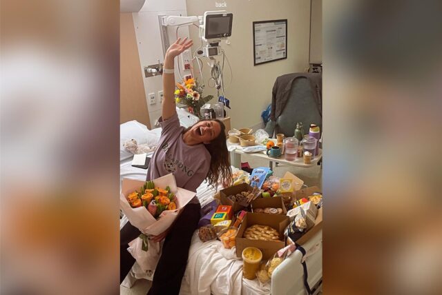 Das von der Polizei zur Verfügung gestellte Bild zeigt Carolina Wilga im Krankenhaus, umgeben von Blumen und zahlreichen Leckereien.