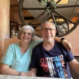 Pina und Enzo Scolaro sitzen lächelnd Arm in Arm am Tisch im Restaurant „Bei Michele“ in Castrop-Rauxel.