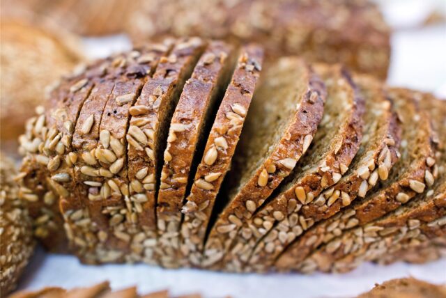 Ein aufgeschnittes Mehrkornbrot.