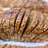 Ein aufgeschnittes Mehrkornbrot.