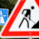Schilder weisen auf Bauarbeiten auf der Autobahn hin. (Symbolbild)