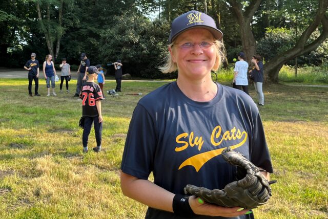 Rebecca Lüer hier beim Training mit dem Softball.
