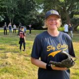 Rebecca Lüer hier beim Training mit dem Softball.