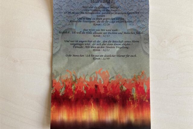 Ein Flyer mit Koran-Texten.