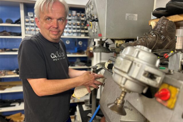 Ralf Große-Bley an seiner 40 Jahre alten Ausputz-Maschine – einer Universalwerkbank für Schuster.