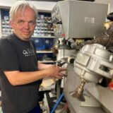 Ralf Große-Bley an seiner 40 Jahre alten Ausputz-Maschine – einer Universalwerkbank für Schuster.