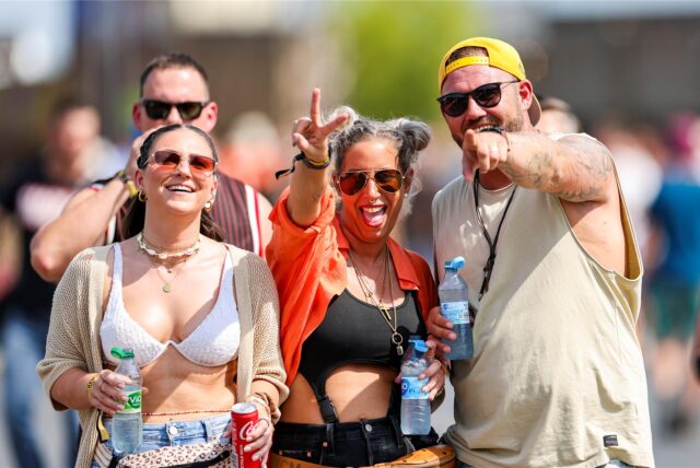 Melina, Maria und Thomas aus Bornheim feiern beim Electronic Music Festival «Parookaville» auf dem Flughafen Niederrhein