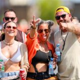 Melina, Maria und Thomas aus Bornheim feiern beim Electronic Music Festival «Parookaville» auf dem Flughafen Niederrhein