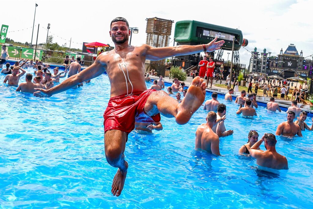 Marc (30) aus Xanten springt in einen Swimmingpool auf dem Electronic Music Festival Parookaville auf dem Flughafen Weeze. Marc (30) aus Xanten springt in einen Swimmingpool auf dem Electronic Music Festival Parookaville auf dem Flughafen Weeze.