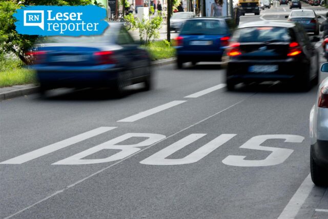 Fahrgäste stehen und sitzen in einem Linienbus.