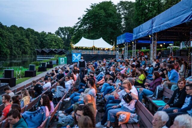 Ab dem 17. Juli werden beim „PSD Bank Sommerkino 2025“ wieder etliche Filme an der Seebühne im Westfalenpark Dortmund gezeigt.