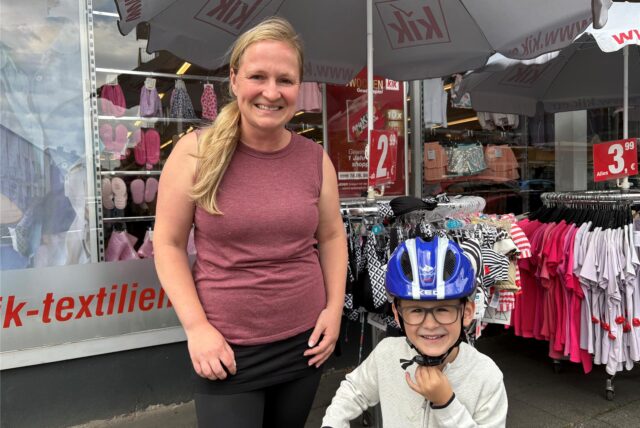 Kleiderständer mit Kinderkleidung und roten „Sale“-Schildern in der Kik-Filiale an der Ickerner Straße in Castrop-Rauxel-Ickern.