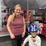Kleiderständer mit Kinderkleidung und roten „Sale“-Schildern in der Kik-Filiale an der Ickerner Straße in Castrop-Rauxel-Ickern.