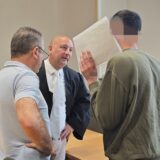 Der Angeklagte im Gespräch mit seinem Verteidiger Tim F. Schubert (mitte) und einem Dolmetscher kurz vor Prozessbeginn im Essener Landgericht.