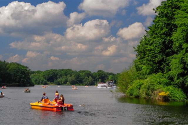 Auf dem Bild sind verschiedene Tretboote und ein Ausflugsdampfer auf dem Halterner Stausee zu sehen.