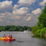 Auf dem Bild sind verschiedene Tretboote und ein Ausflugsdampfer auf dem Halterner Stausee zu sehen.
