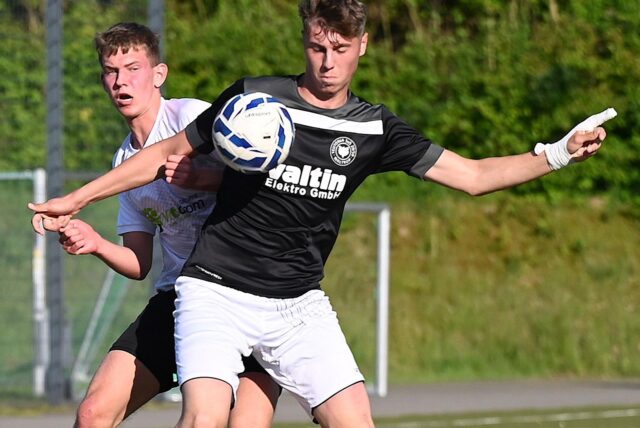 A-Junioren kämpfen um den Ball