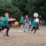 Kinder beim Ballspiel im Sand