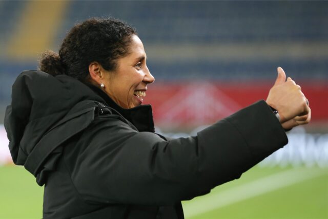 Fußball, Frauen: Freundschaftsspiel, Deutschland – Frankreich am 24.11.2017 in der Schüco Arena in Bielefeld (Nordrhein-Westfalen). Die deutsche Trainerin Steffi Jones zeigt mit den Daumen nach oben. Foto: Friso Gentsch/dpa ++ +++ dpa-Bildfunk +++