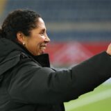Fußball, Frauen: Freundschaftsspiel, Deutschland – Frankreich am 24.11.2017 in der Schüco Arena in Bielefeld (Nordrhein-Westfalen). Die deutsche Trainerin Steffi Jones zeigt mit den Daumen nach oben. Foto: Friso Gentsch/dpa ++ +++ dpa-Bildfunk +++