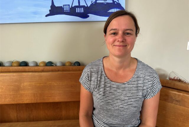 Britta Deitermann sitzt auf einer Küchenbank