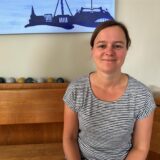 Britta Deitermann sitzt auf einer Küchenbank