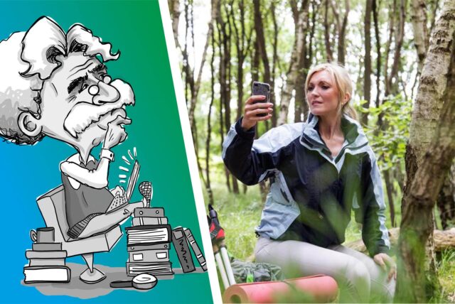 Frau schaut im Wald auf ihr Handy.