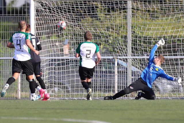 GWE-Spieler Jonas Kohlmann (Nr. 9) erzielt hier eins seiner beiden Tore beim 4:2-Sieg gegen ETG Recklinghausen.