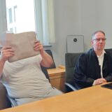 Der 32-Jährige aus Gladbeck neben seinem Verteidiger Thomas Wings im Essener Landgericht.
