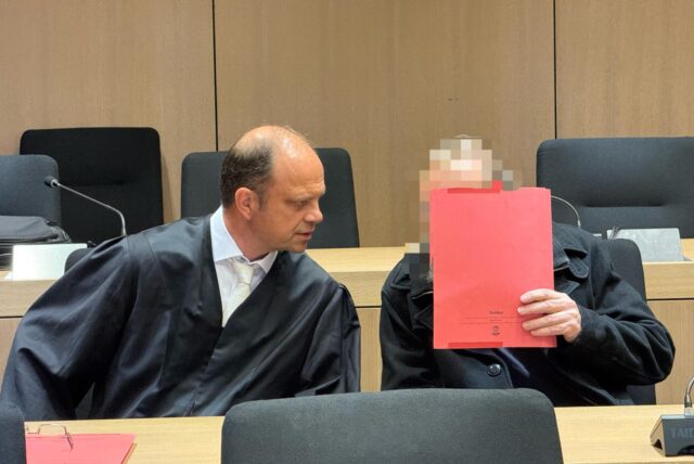 Der jetzt verurteilte Frauenmörder (rechts) neben seinem Verteidiger Martin Gentz kurz vor Prozessbeginn am 18. Juni 2025 am Bochumer Schwurgericht.