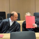 Der jetzt verurteilte Frauenmörder (rechts) neben seinem Verteidiger Martin Gentz kurz vor Prozessbeginn am 18. Juni 2025 am Bochumer Schwurgericht.