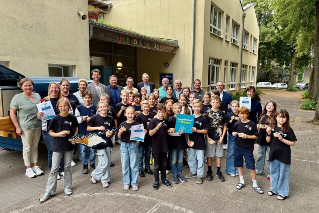 Die 4a der Heideschule in Flaesheim freut sich über den Sieg beim Fairtrade-Malwettbewerb ihrer Schule.