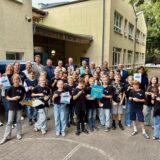 Die 4a der Heideschule in Flaesheim freut sich über den Sieg beim Fairtrade-Malwettbewerb ihrer Schule.