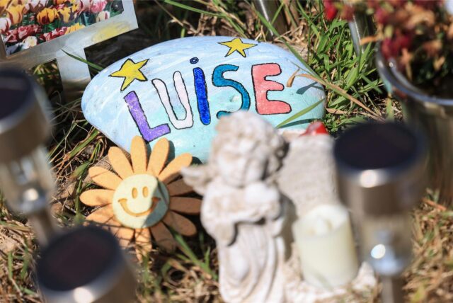 Ein Stein mit dem aufgemaltem Namen „Luise“ liegt am Waldrand an der Stelle, an der das Mädchen Luise tot gefunden wurde. Ein Jahr ist es her, dass die Zwölfjährige in dem Waldstück bei Freudenberg in Südwestfalen erstochen wurde. Zwei Mädchen, selbst erst 12 und 13 Jahre alt, haben die Tat gestanden.