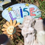 Ein Stein mit dem aufgemaltem Namen „Luise“ liegt am Waldrand an der Stelle, an der das Mädchen Luise tot gefunden wurde. Ein Jahr ist es her, dass die Zwölfjährige in dem Waldstück bei Freudenberg in Südwestfalen erstochen wurde. Zwei Mädchen, selbst erst 12 und 13 Jahre alt, haben die Tat gestanden.