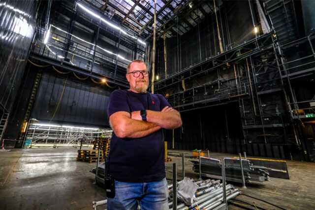 Martin Ross, technischer Leiter im Ruhrfestspielhaus Recklinghausen, steht auf der Bühne im Großen Theater.
